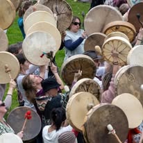 Cercle de tambours en plein air, premiers battements partagés